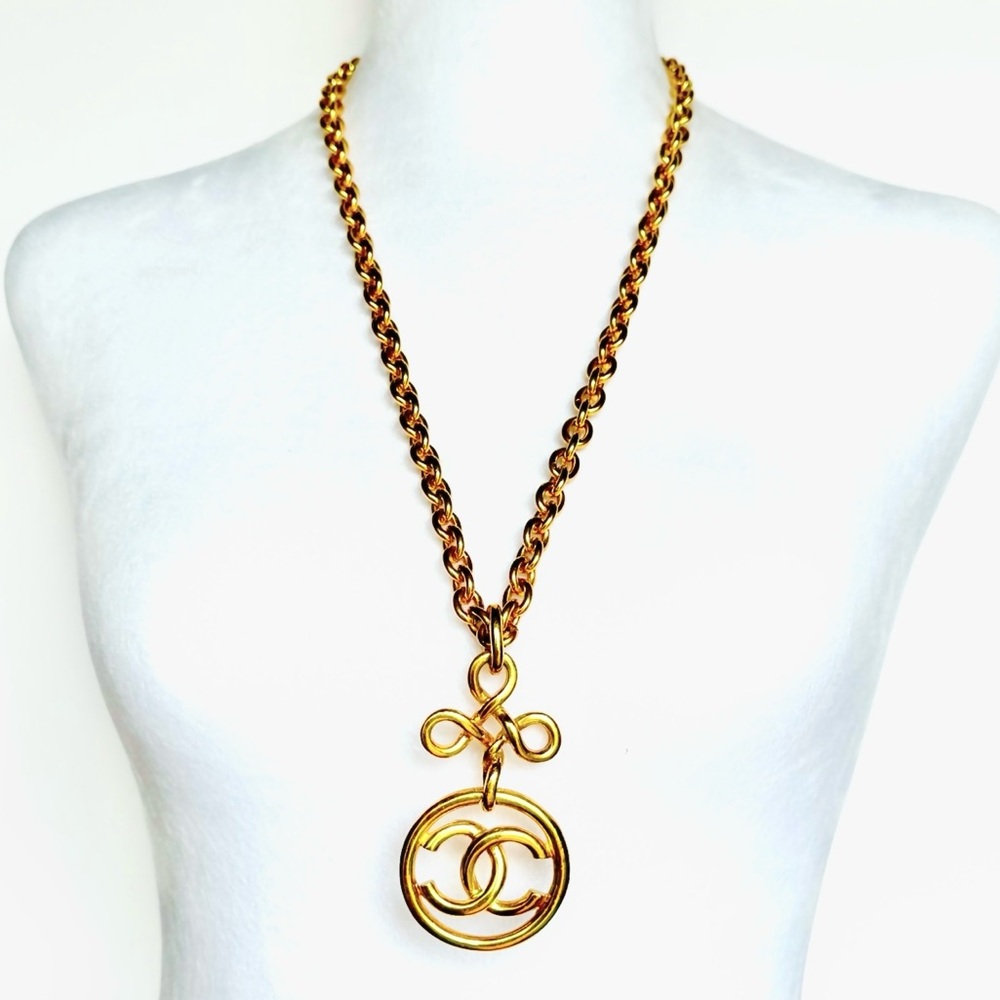 CHANEL Vintage 1993 Gold Plated Logo Medallion Chain Necklace 27”, CC logo 3” - Picture 4 of 10